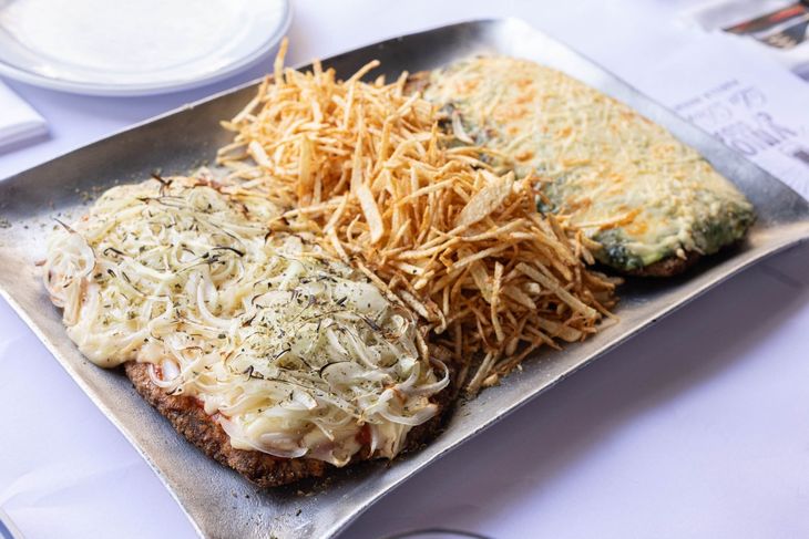 La Dorita. Milanesas al estilo fugazzeta, con cebolla y mozzarella. La Dorita. Milanesas al estilo fugazzeta, con cebolla y mozzarella.