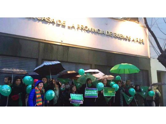 Frente a la casa de la Provincia de Buenos Aires.