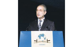 Julio Alak ayer en el estrado del Jesus College, en Cambridge. Defendió las medidas del Gobierno y compartió panel con funcionarios encumbrados. El plan de seducción al GAFI ya está en marcha.