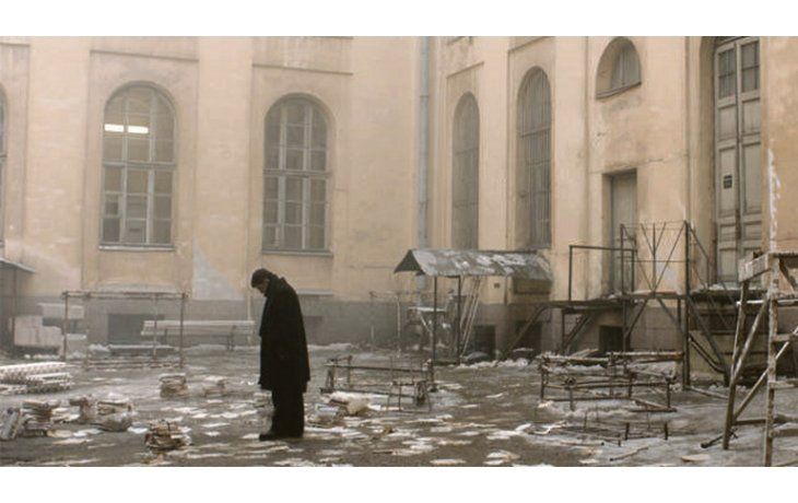 ámbito.com | Dovlatov. El film sigue la vida, interior y exterior, del escritor ruso que se exilió en Occidente durante la era soviética, y murió de un infarto a los 48 años en los Estados Unidos.