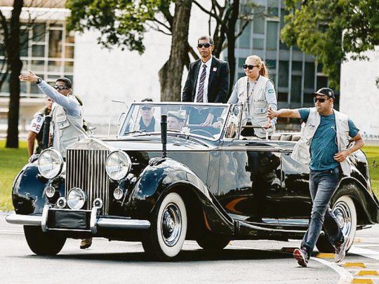 PRUEBA. Miembros de protocolo y fuerzas de seguridad participaron ayer del ensayo de la juramentación. Jair Bolsonaro se trasladará a bordo del Rolls Royce oficial por la avenida Eje Monumental.