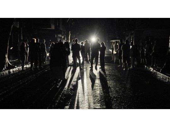 En medio de la ola de calor, vecinos protestaron por cortes de luz
