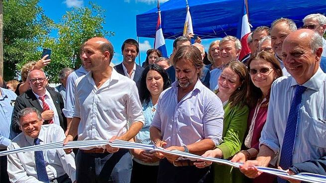 El presidente Luis Lacalle Pou inauguró el centro de referencia de políticas sociales del Ministerio de Desarrollo Social.