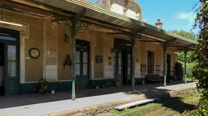La estación de trenes es el recuerdo de un pasado más pujante del pueblo. La estación de trenes es el recuerdo de un pasado más pujante del pueblo.