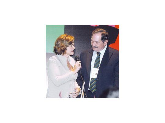El gobernador recibe el mando de manos de la gobernadora del estado de Pará, Ana Julia Carepa.