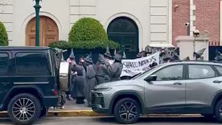 Archivo. Los Gandalfs frente a la casa de Thiel.&nbsp;