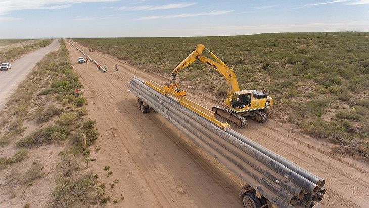 El oleoducto de 105 km y de 16 pulgadas de diámetro vinculará el área de producción de petróleo Sierras Blancas en Vaca Muerta, centro de operaciones de Shell en la formación neuquina, con la estación de bombeo ubicada en la localidad rionegrina de Allen. El ducto tendrá capacidad de transportar hasta 125.000 barriles de petróleo diarios. El oleoducto de 105 km y de 16 pulgadas de diámetro vinculará el área de producción de petróleo Sierras Blancas en Vaca Muerta, centro de operaciones de Shell en la formación neuquina, con la estación de bombeo ubicada en la localidad rionegrina de Allen. El ducto tendrá capacidad de transportar hasta 125.000 barriles de petróleo diarios.