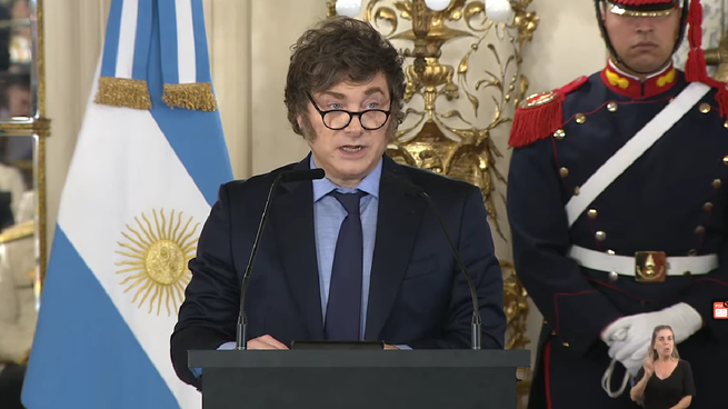 El presidente Javier Milei durante la entrega de sables a altos mandos de las Fuerzas de Seguridad.