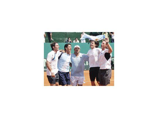 Agustín Calleri, Guillermo Cañas, el capitán Alberto Mancini, Guillermo Coria y David Nalbandian, en pleno festejo tras la victoria ante los checos.