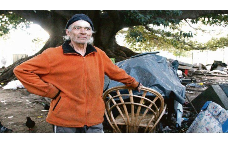 ámbito.com | la plaza. La pareja vive bajo el gigantesco ombú de plaza Congreso.