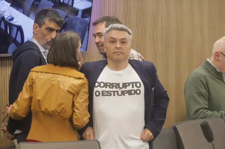 Esteban Paulón llevó una remera con la frase de Mondino.