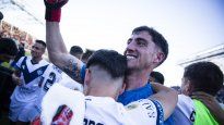 El héroe. El arquero de Vélez Tomás Marchiori atajó un penal y le dio el pase a la final al equipo de Liniers.&nbsp;