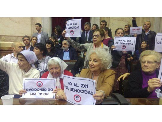 Madres y Abuelas de Plaza de Mayo fueron ovacionadas en el recinto