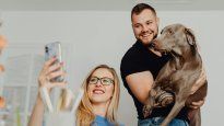 Los jóvenes buscan viviendas para alquilar o edificios que acepten mascotas, eso es clave para también comprar el hogar propio (Foto: Pexels)