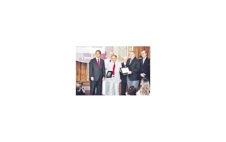 El gobernador le entregó al intendente interino de Ituzaingó, Marcelo Nadal, el premio provincial a la Innovación en Gestión Pública 2009.