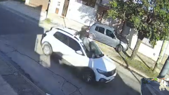 El joven de 19 años fue arrastrado varias cuadras sobre el capot de una camioneta tras un choque en Hurlingham. 