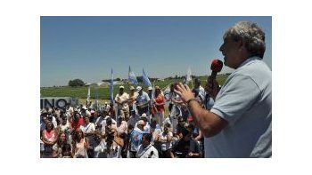 Buzzi dando el discurso en el cierre de la protesta frente a Cargill.