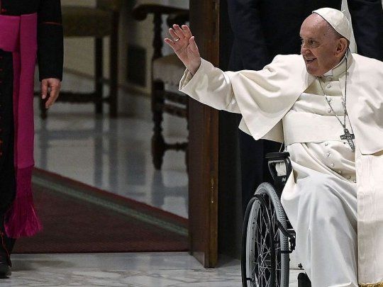 Papa Francisco silla de ruedas.jpg