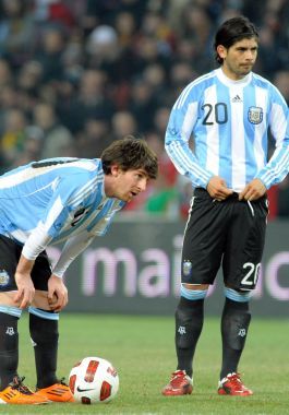 Messi y Banega sacando en el circulo central luego del gol portugués