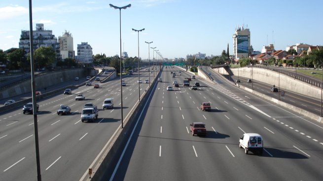 El paso está restringido a un solo carril, con circulación alternada y una velocidad máxima de 20 km/h.