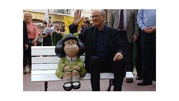 Quino posa junto a Mafalda, versión escultura, en San Telmo
