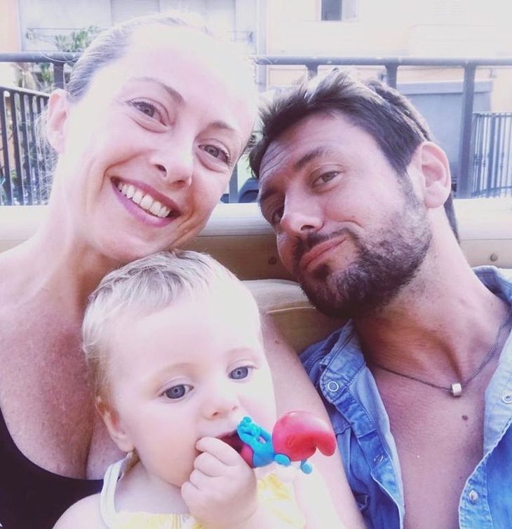 Giorgia Meloni junto a Andrea Giambruno y su hija Ginevra. Giorgia Meloni junto a Andrea Giambruno y su hija Ginevra. 