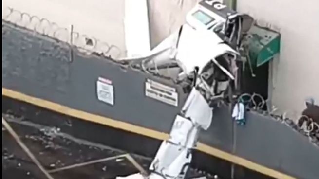 El impacto fue de tal magnitud que parte de la estructura del edificio se desprendió. Los restos metálicos del avión y escombros de la construcción cayeron sobre un vehículo que se encontraba estacionado en la planta baja, aplastándolo casi por completo.