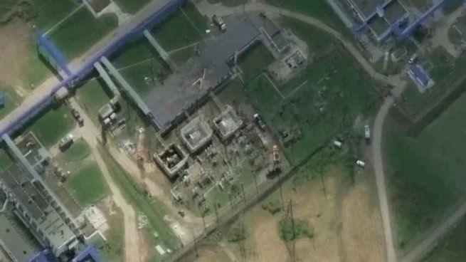 Imagen satelital de una estación de bombeo de petróleo, parte del oleoducto Druzhba, atacada por drones.