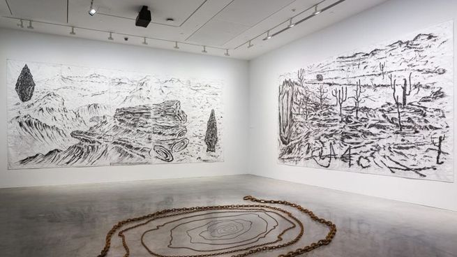 La última visión curatorial de Koyo Kouoh reivindica las frecuencias bajas, la poesía y el arte como espacio de consuelo, lejos de la grandilocuencia y la saturación de imágenes.