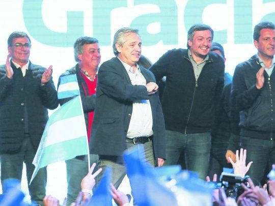 festejo. Alberto Fernández, el último en hablar ayer en el búnker de Todos. Hubo discurso de equilibrio y rechazo a la grieta.&nbsp;