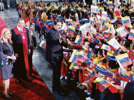 MILITARIZADO. Pocas personas pudieron acercarse a la jura de Nicolás Maduro debido a la fuerte custodia castrense. El sucesor de Hugo Chávez se aferra al poder.