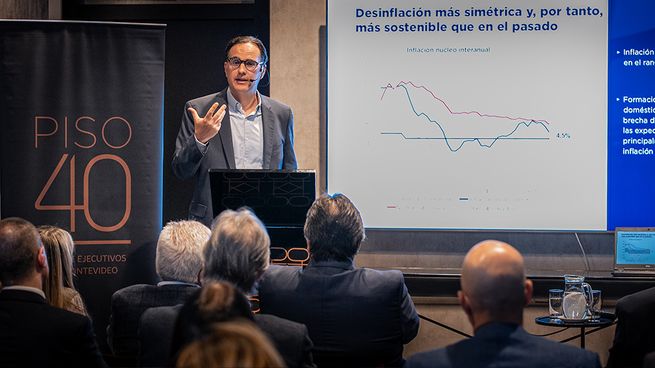 El presidente del Banco Central del Uruguay, Guillermo Tolosa, insistió en desdolarizar la economía para brindar mayor estabilidad.