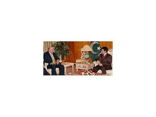El subsecretario de Estado estadounidense, John Negroponte y el presidente paquistaní, Pervez Musharraf.