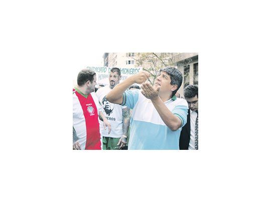 Pablo Moyano, elocuente, exige el pago de fondos a las obras sociales en la marcha de ayer, que compartió con Luis Barrionuevo. Detrás, el boxeador Gonzalo «Patón» Basile.
