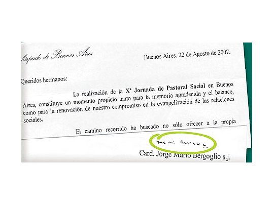 Para un grafólogo. La diminuta e ilegible firma de Jorge Bergoglio en la carta donde invitaa sindicalistas, empresarios, religiosos y laicos a la X Jornada de Pastoral Social para advertirsobre la apatía electoral.