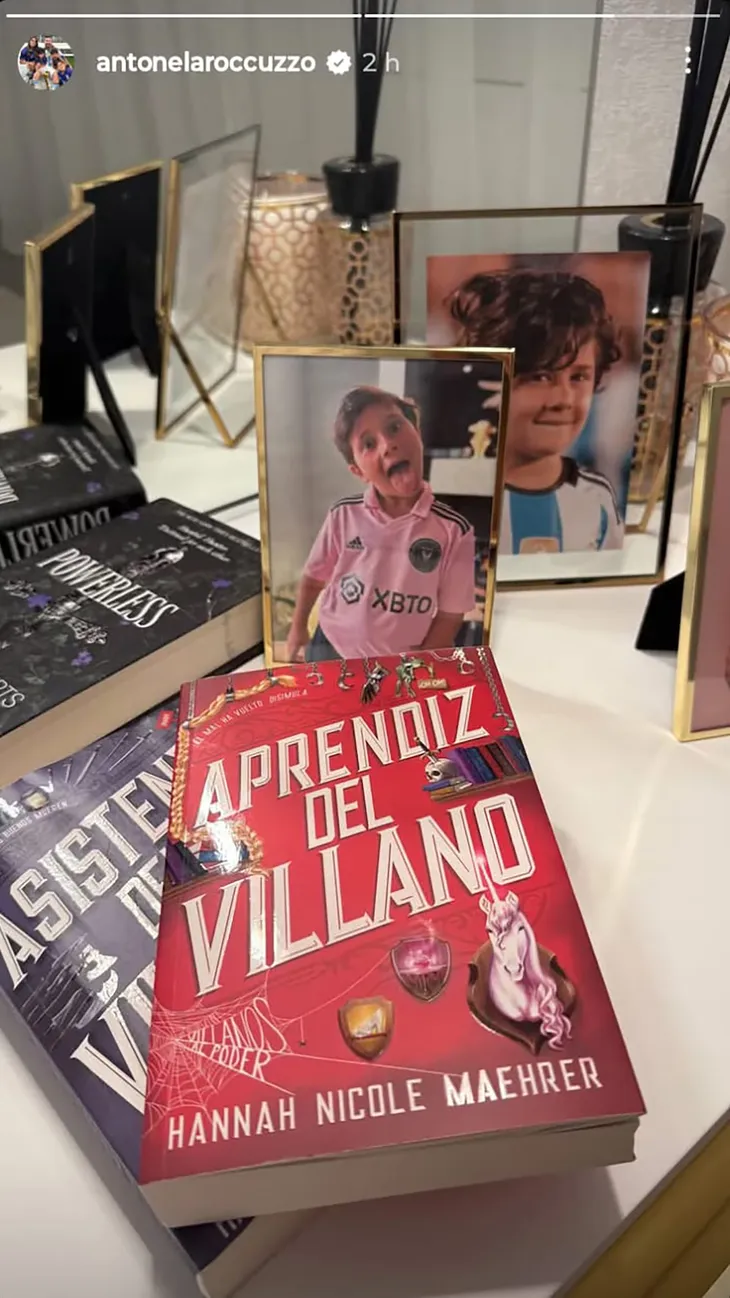 With titles ranging from youth sagas to positive nutrition and parenting manuals, Roccuzzo is consolidated as an influential figure in the digital editorial universe. With titles ranging from youth sagas to positive nutrition and parenting manuals, Roccuzzo is consolidated as an influential figure in the digital editorial universe.