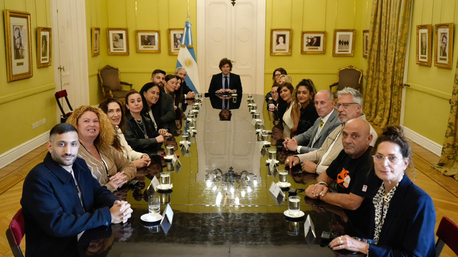 El presidente Javier Milei con sobrevivientes del ataque de Hamás de octubre del año pasado.