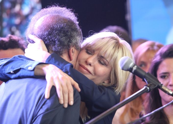 Daniel Scioli recibe el saludo de su esposa Karina Rabolini.