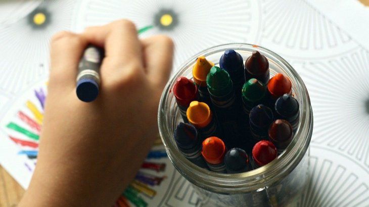 Una de las tareas del empleado es entretener a los niños.