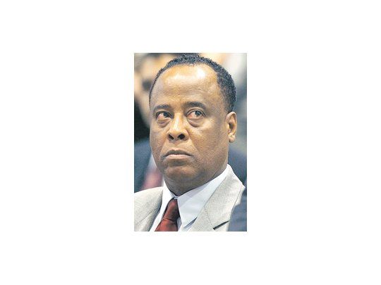 Conrad Murray, médico de Jackson: un juez entiende que hay evidencias para juzgarlo por homicidio culposo (no intencional). Ya le retiró la licencia.