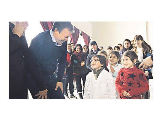 SONRISAS. Un alumno con sus nuevos anteojos sonríe con Mariano Cascallares en el acto realizado en la Escuela Nº 4 de Glew.