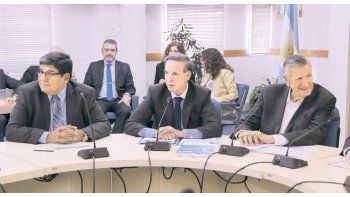 Sin massa. Miguel Pichetto y José Luis Gioja recibieron ayer a siete gobernadores del PJ en la sede del CFI de Capital Federal.