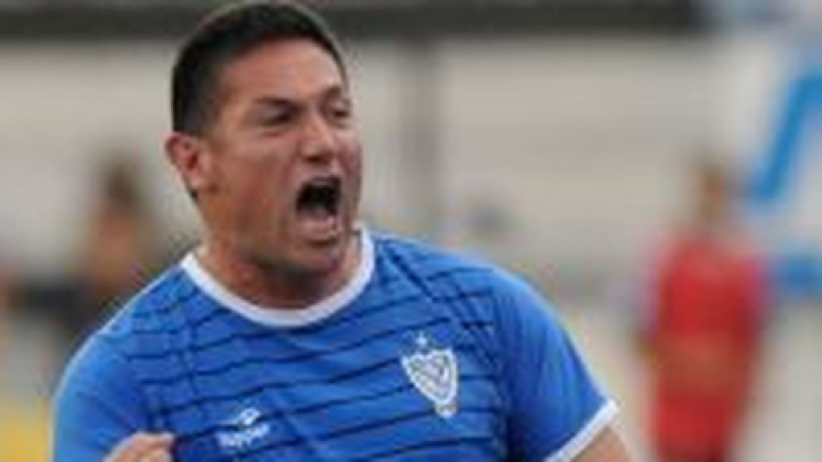Vélez ya tiene entrenador: el Turu Flores Vélez ya tiene entrenador: el Turu Flores