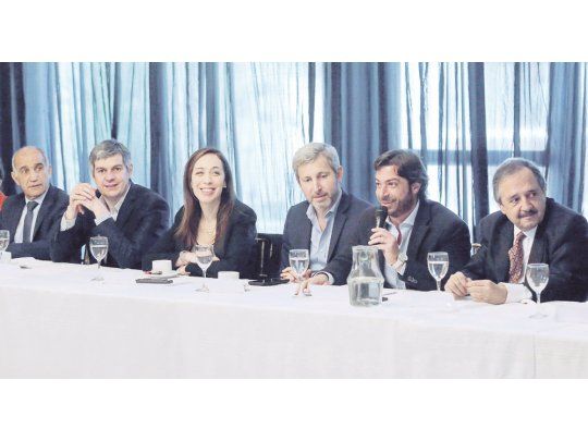 Cumpleaños. Ministros nacionales, provinciales y dirigentes de Cambiemos le cantaron ayer el feliz cumpleaños a María Eugenia Vidal. Compartió la mesa con Daniel Salvador, Marcos Peña, Rogelio Frigerio, Federico Salvai y un conciliador Ricardo Alfonsín.