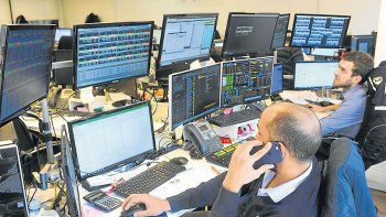 el riesgo pais se desplomo casi 10% y quedo a un paso de perforar los 2.000 puntos