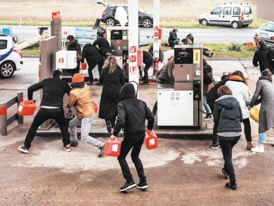 el colapso. El segundo capítulo, en una estación de servicio, donde se impone el trueque.