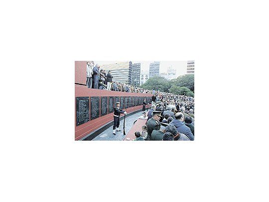 El acto del 24 de mayo en plaza San Martín, donde se recordó a los militares fallecidos enla última dictadura, desató una ola de sanciones a los uniformados y duras críticas de NéstorKirchner, que los acusó de reivindicar el terrorismo de Estado.
