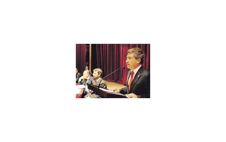 Con laAsambleaLegislativacomo telónde fondo, elgobernadorUrribarri lepuso untecho a laspretensionessalarialesde losgremios.