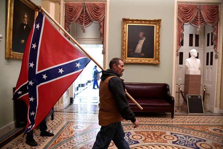 Un seguidor de Trump lleva una bandera confederada durante el asalto al Capitolio.