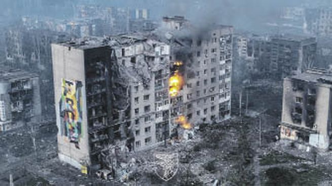 DEVASTACIÓN. Una vista aérea permite contemplar el nivel de destrucción de la ciudad de Bajmut, en el este de Ucrania, que antes de la guerra tenía 77.000 habitantes.